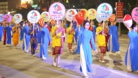 Du khách, người dân Quảng Ninh tưng bừng xuống phố đón lễ diễu hành carnaval 